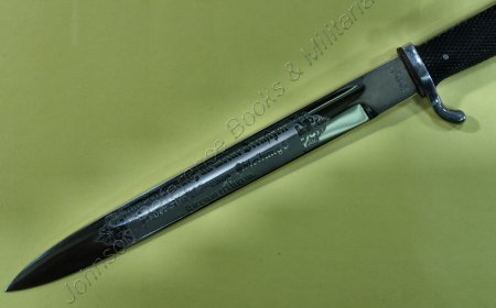 Long KS/98 Bayonet w/Single-Etched Blade, Retailer/Distributor Mark & Frog (#26595)